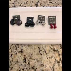😊4 pair of earrings,mostly for those that don’t have pierced ears.3 pr Clip